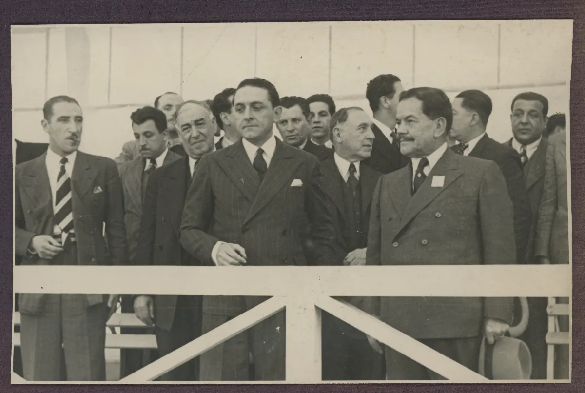 Delegación de autoridades civiles en acto oficial de la presidencia — aprox. 1939 | Chile de Ayer
