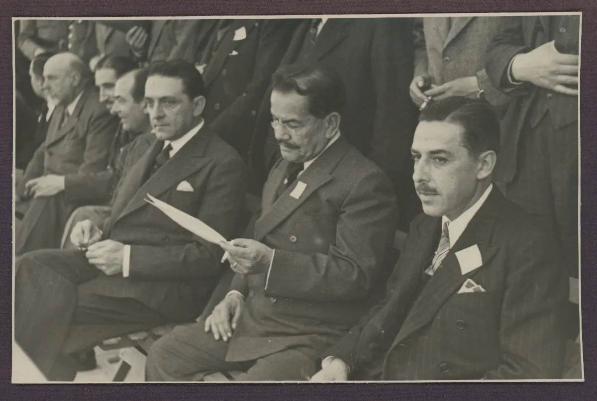 Presidente leyendo comunicado durante acto oficial — aprox. 1938 | Chile de Ayer