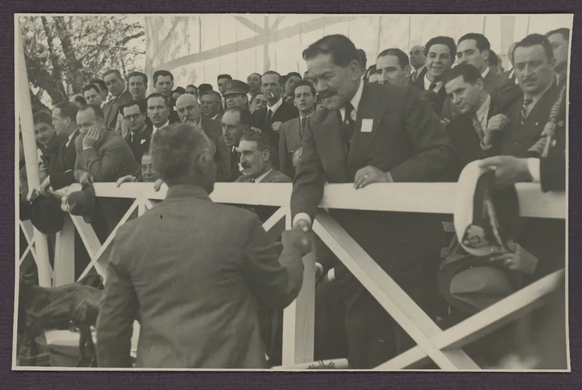 Presidente en acto de inauguración junto a autoridades civiles y políticas — aprox. 1939 | Chile de Ayer
