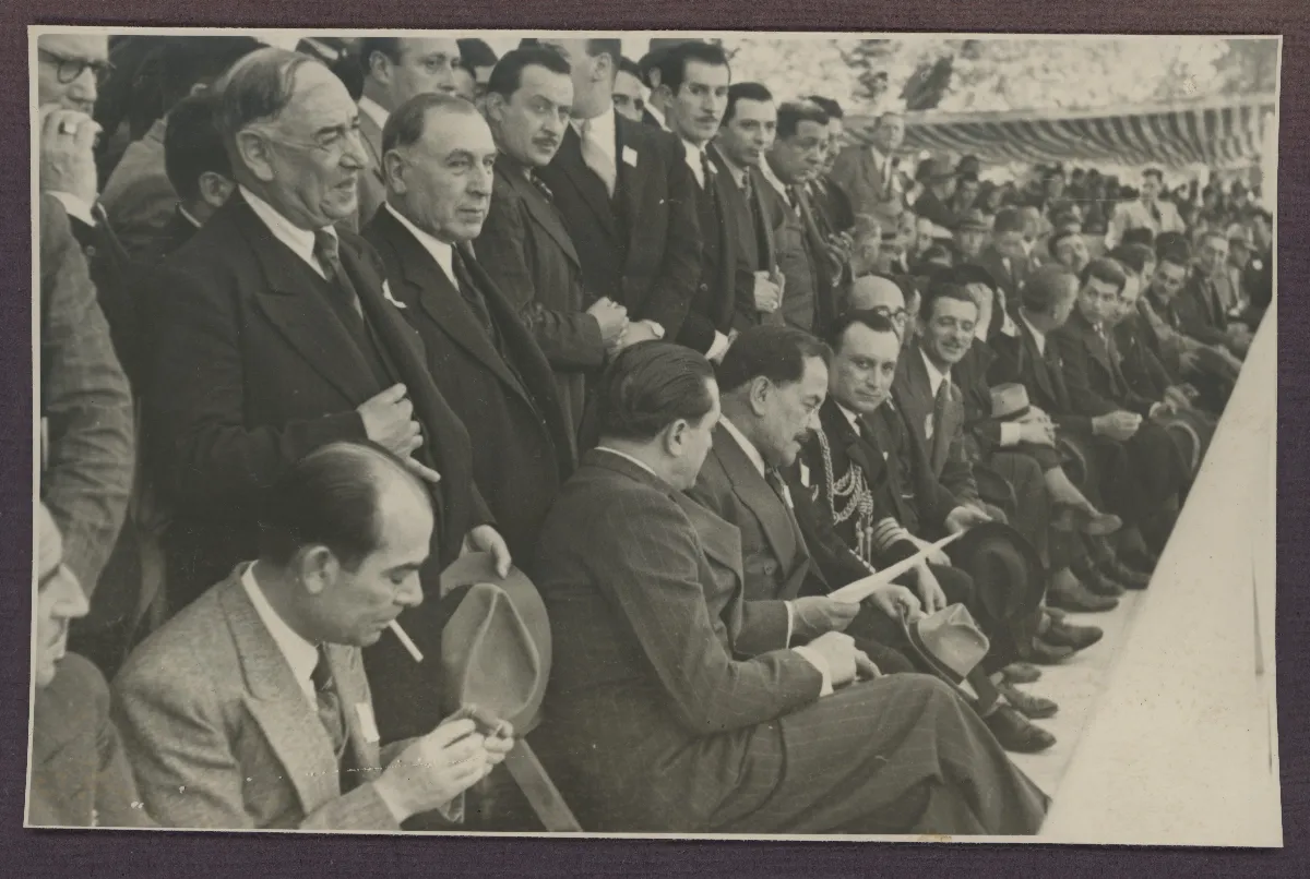 Presidente Pedro Aguirre Cerda en acto oficial junto a autoridades civiles — aprox. 1938 | Chile de Ayer