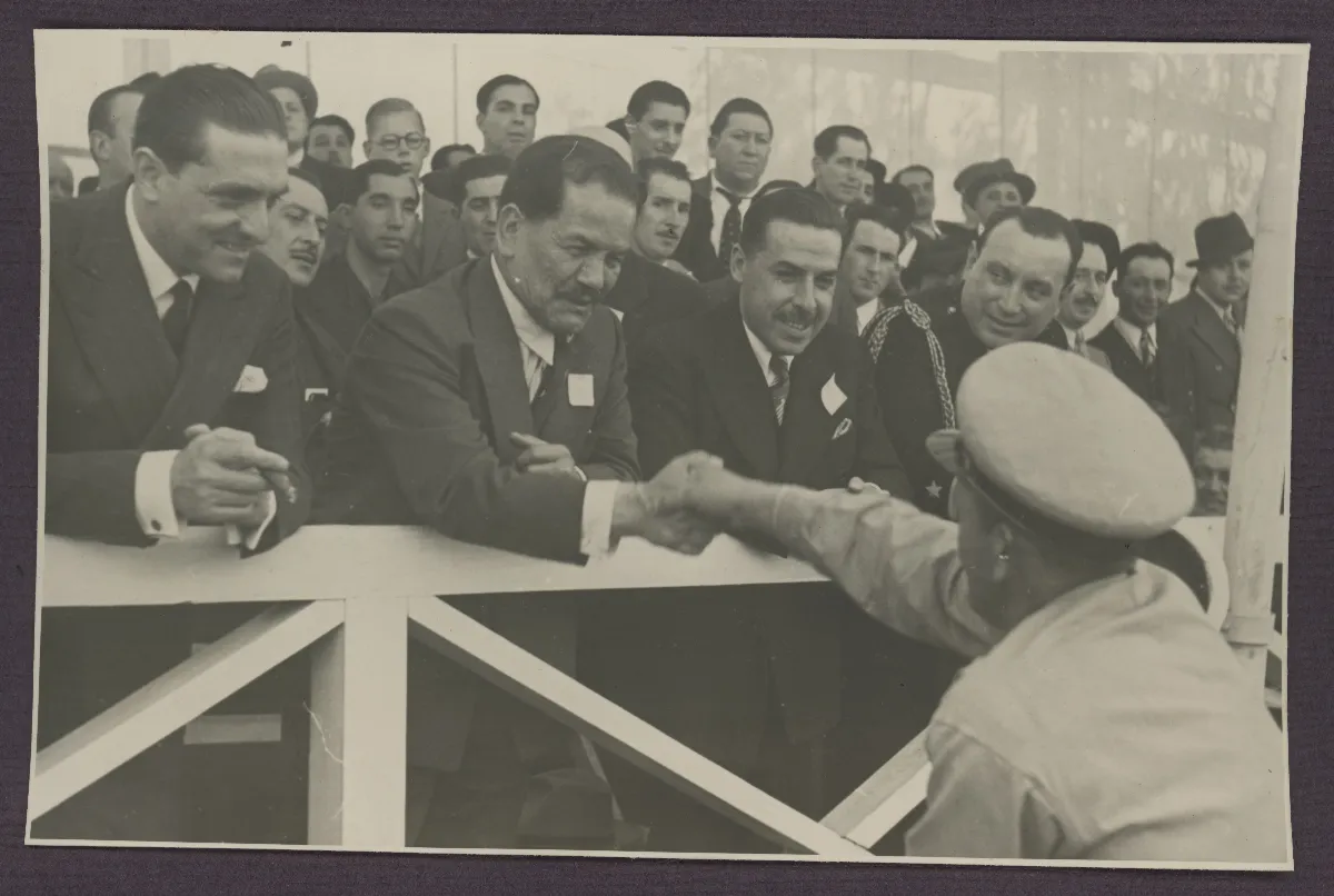 Pedro Aguirre Cerda en acto oficial con delegación de autoridades — aprox. 1939 | Chile de Ayer