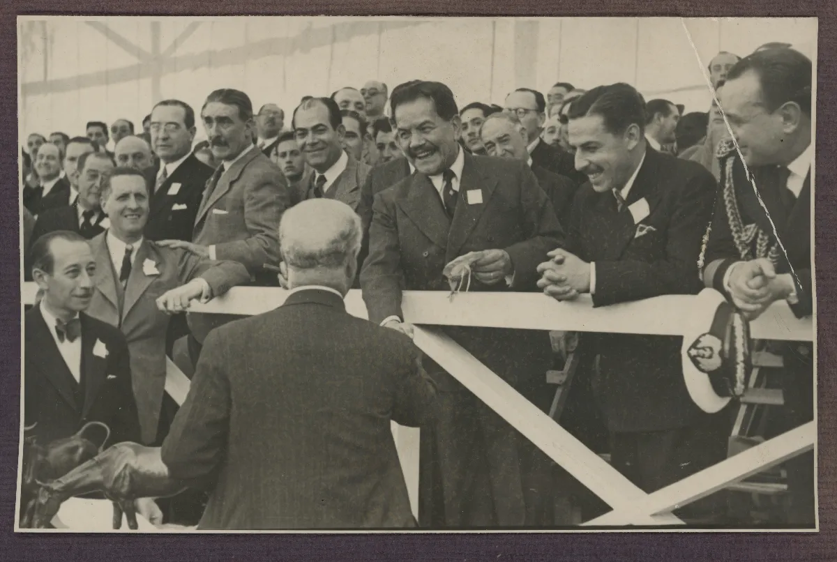 Presidente Pedro Aguirre Cerda observa maqueta de proyecto de obra pública con delegación presidencial — aprox. 1939 | Chile de Ayer