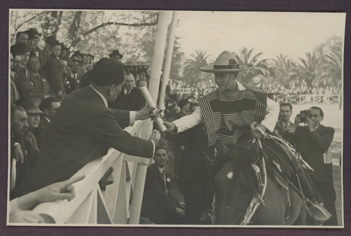 Saludo presidencial en acto oficial con autoridades y delegado en indumentaria tradicional — aprox. 1939 | Chile de Ayer