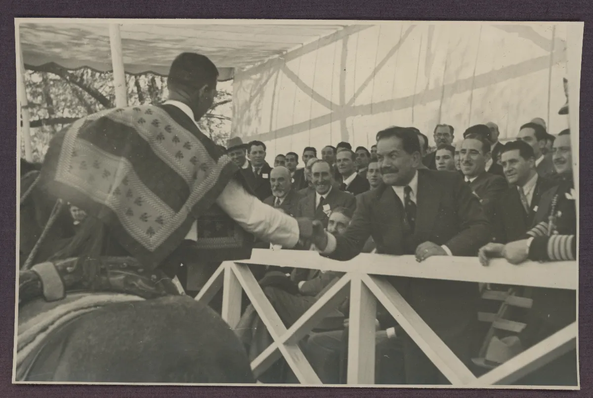 Presidente Pedro Aguirre Cerda presentando plano de proyecto ante autoridades — aprox. 1939 | Chile de Ayer