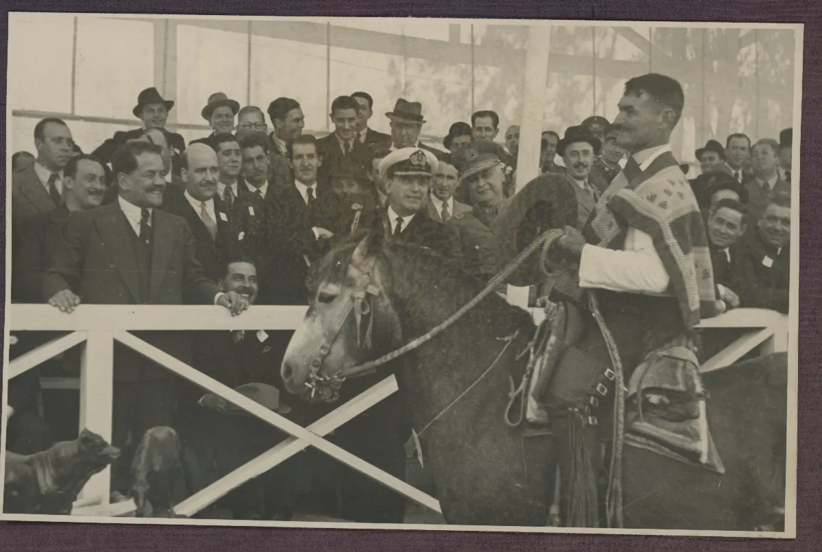 Jinete uniformado en ceremonia presidencial con autoridades civiles y militares — aprox. 1939 | Chile de Ayer