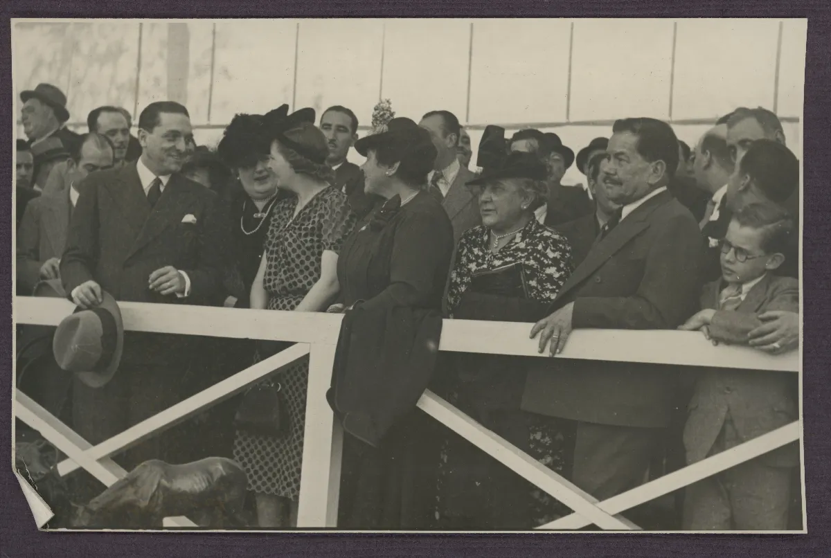 Presidente Pedro Aguirre Cerda en acto oficial con autoridades en tribuna — aprox. 1939 | Chile de Ayer
