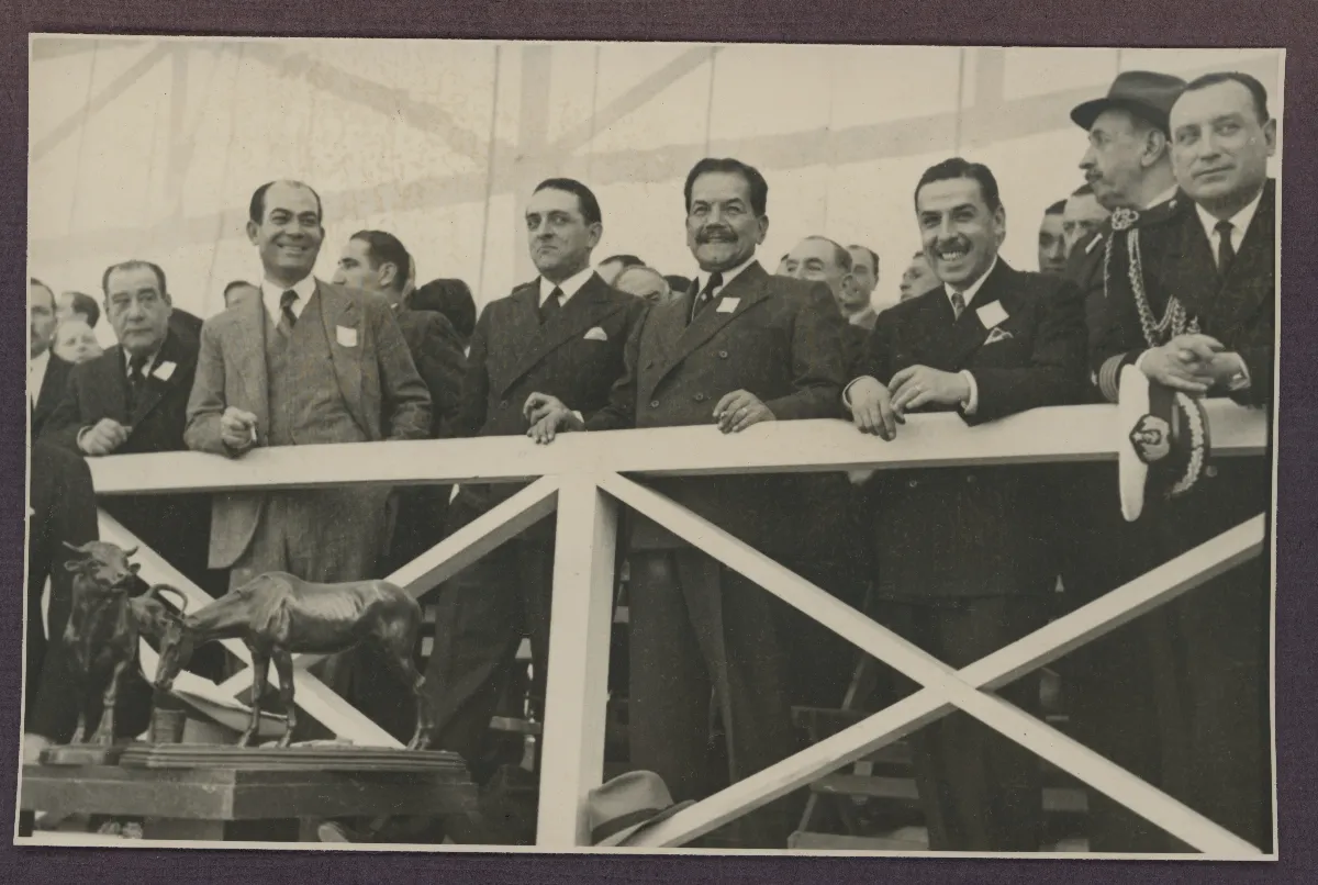Grupo de autoridades en tribuna oficial — aprox. 1939 | Chile de Ayer