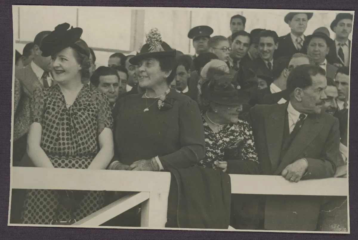 Acto oficial con autoridades y ciudadanía chilena — aprox. 1939 | Chile de Ayer