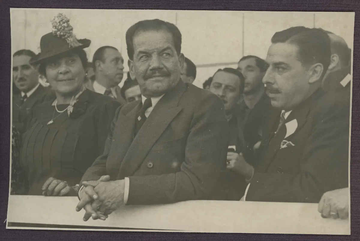 Pedro Aguirre Cerda presidiendo acto oficial con delegados — aprox. 1940 | Chile de Ayer