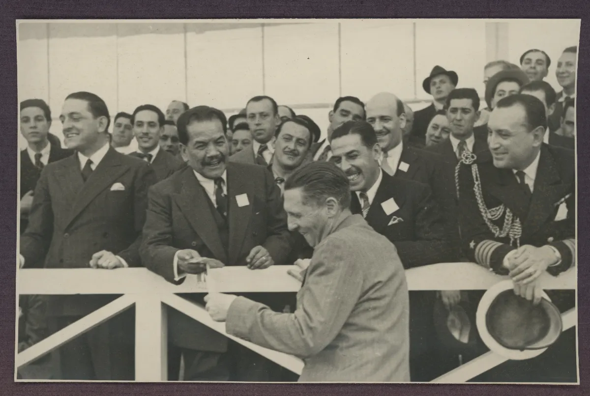 Acto oficial con autoridades y funcionarios en tribuna — aprox. 1939 | Chile de Ayer