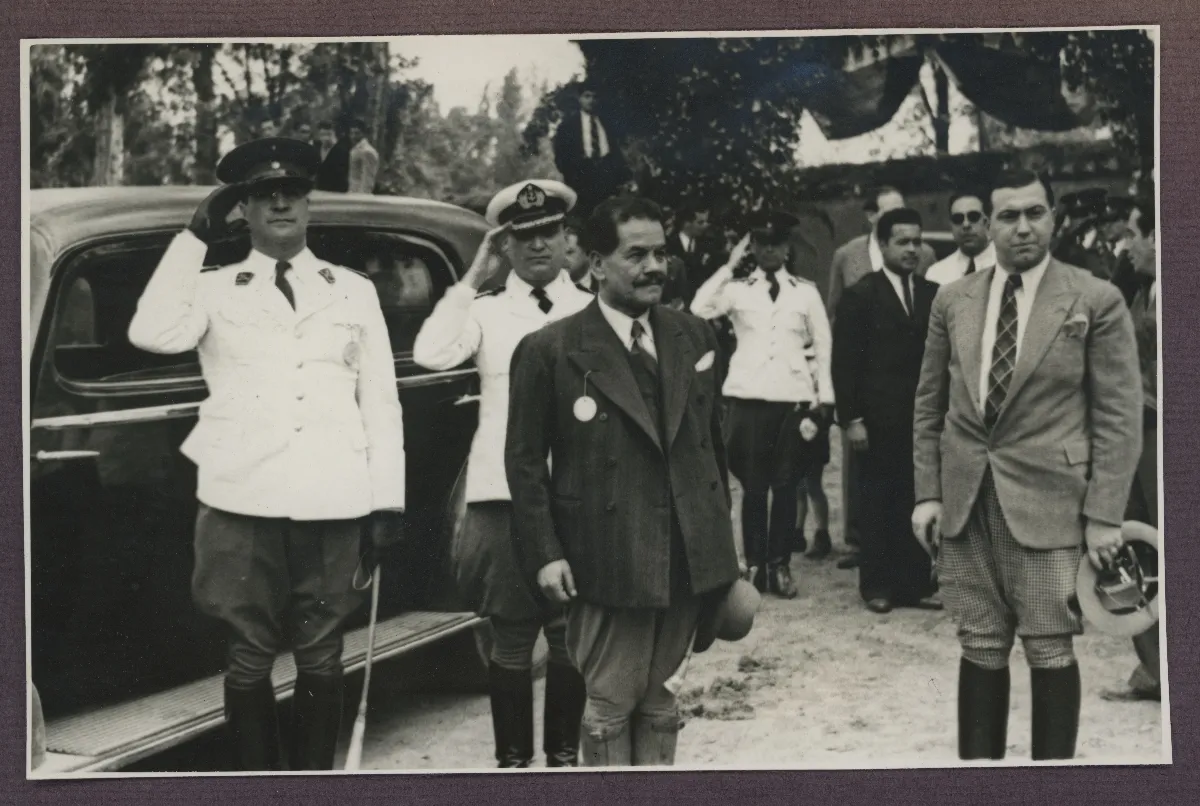 Presidente Pedro Aguirre Cerda con oficialidad militar en acto cívico — aprox. 1939 | Chile de Ayer