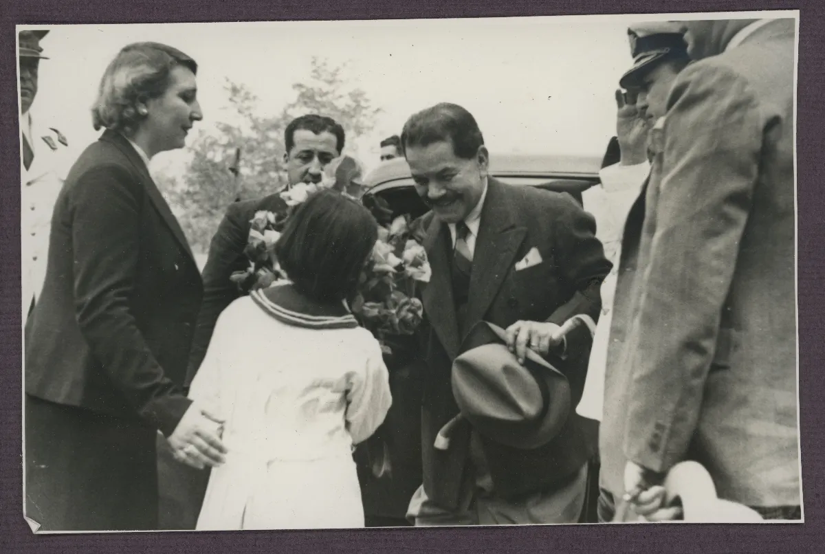 Presidente recibe ramo de flores en acto oficial — aprox. 1939 | Chile de Ayer