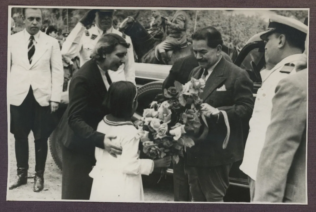 Presidente Pedro Aguirre Cerda en acto oficial con entrega de flores — aprox. 1939 | Chile de Ayer