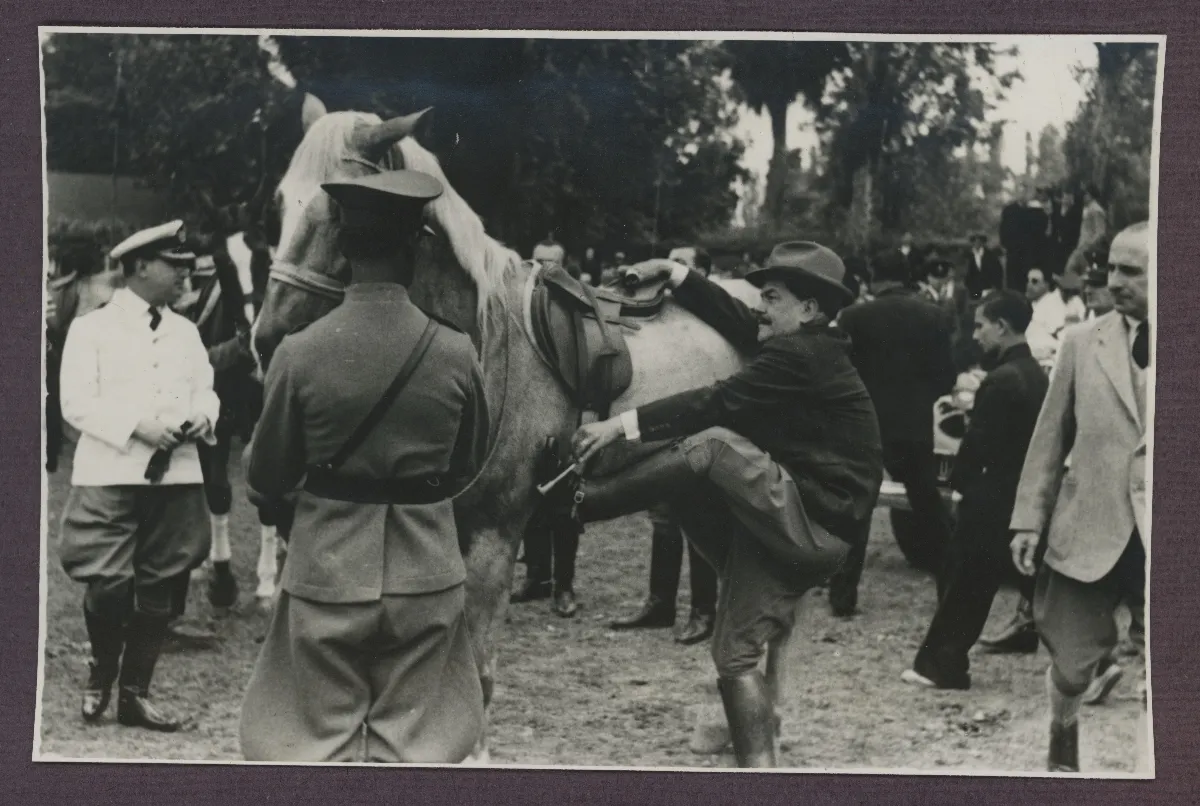 Acto protocolario con autoridades militares ante el presidente — aprox. 1939 | Chile de Ayer