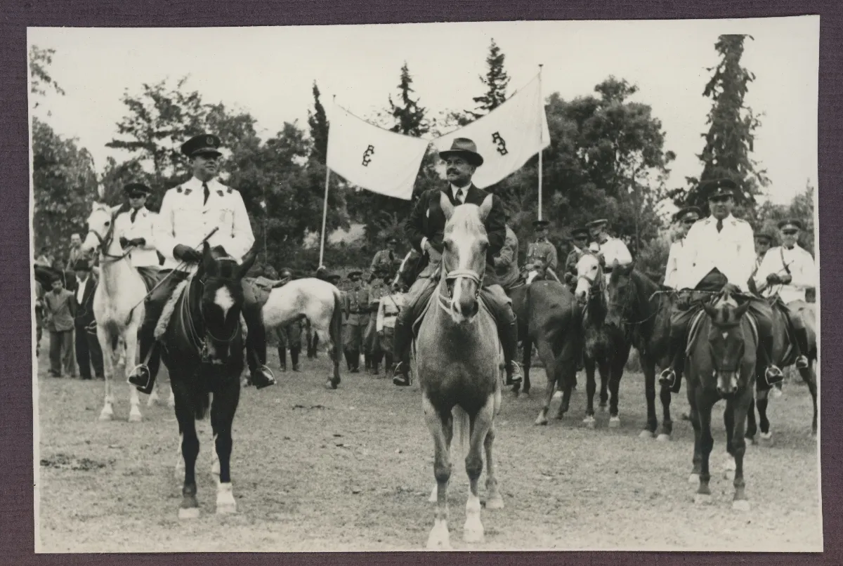 Presidente Pedro Aguirre Cerda en desfile ecuestre con comitiva oficial — aprox. 1939 | Chile de Ayer