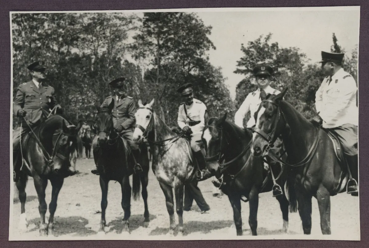 Presidente Pedro Aguirre Cerda en comitiva ecuestre de inspección rural — aprox. 1939 | Chile de Ayer