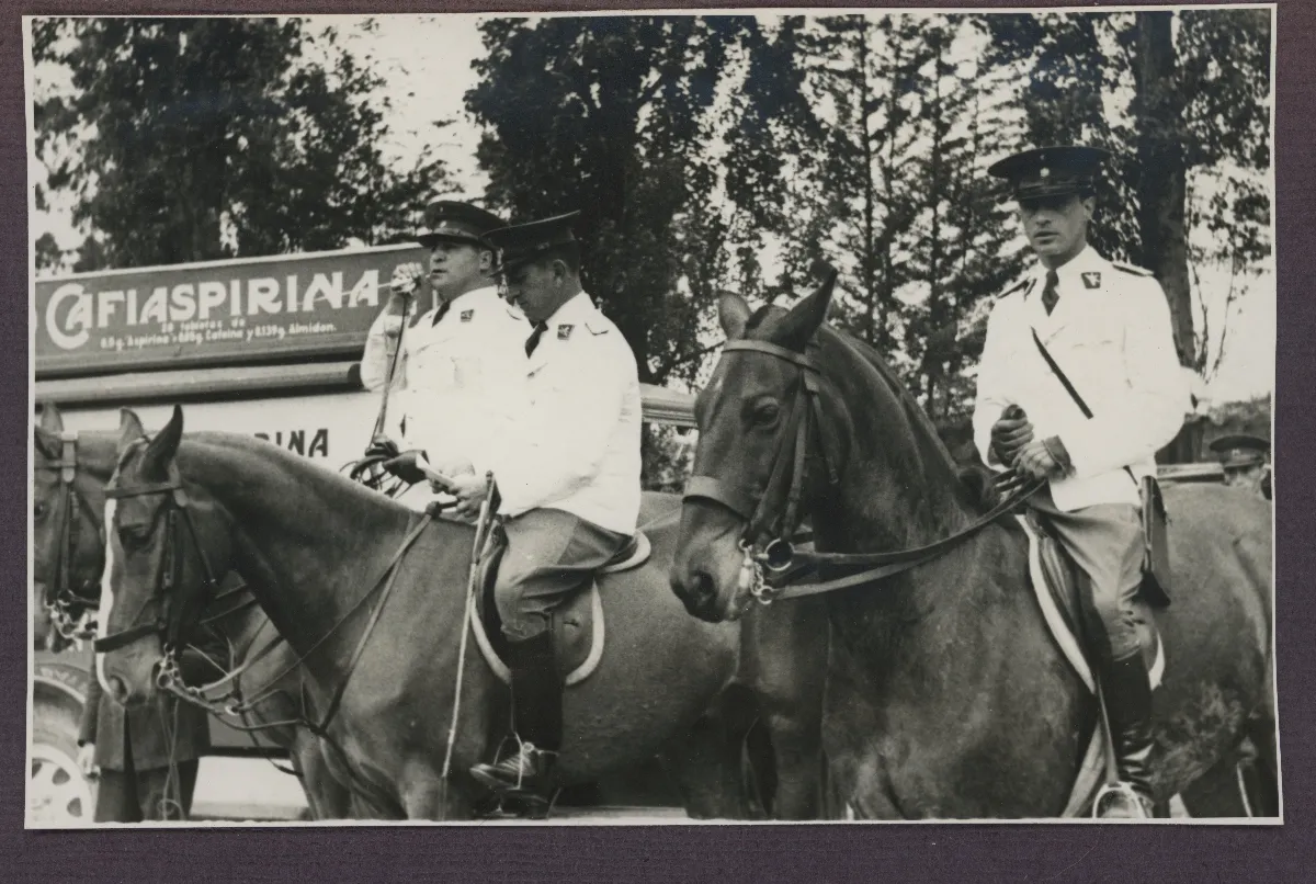 Autoridades en desfile ecuestre durante acto oficial — aprox. 1939 | Chile de Ayer