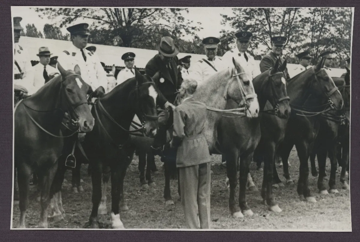 Pedro Aguirre Cerda en revista ecuestre con autoridades militares — aprox. 1940 | Chile de Ayer