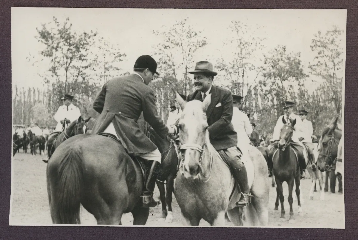 Pedro Aguirre Cerda en inspección presidencial a caballo con autoridades militares — aprox. 1939 | Chile de Ayer