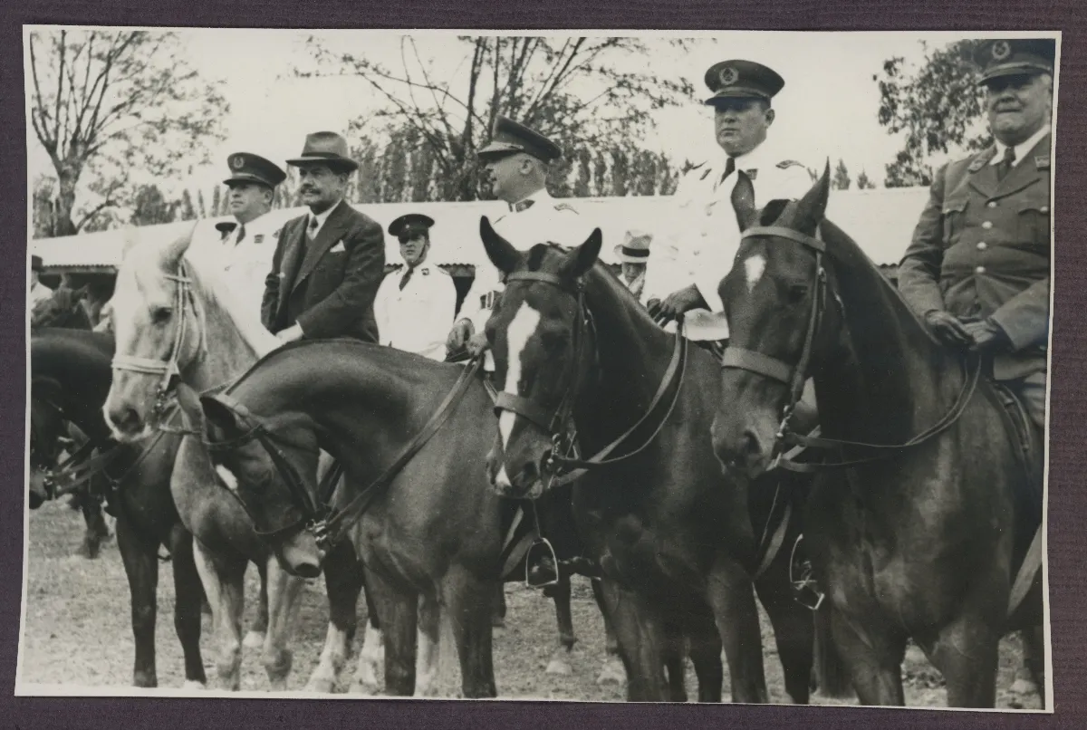 Pedro Aguirre Cerda encabeza cabalcata oficial con autoridades militares — aprox. 1939 | Chile de Ayer