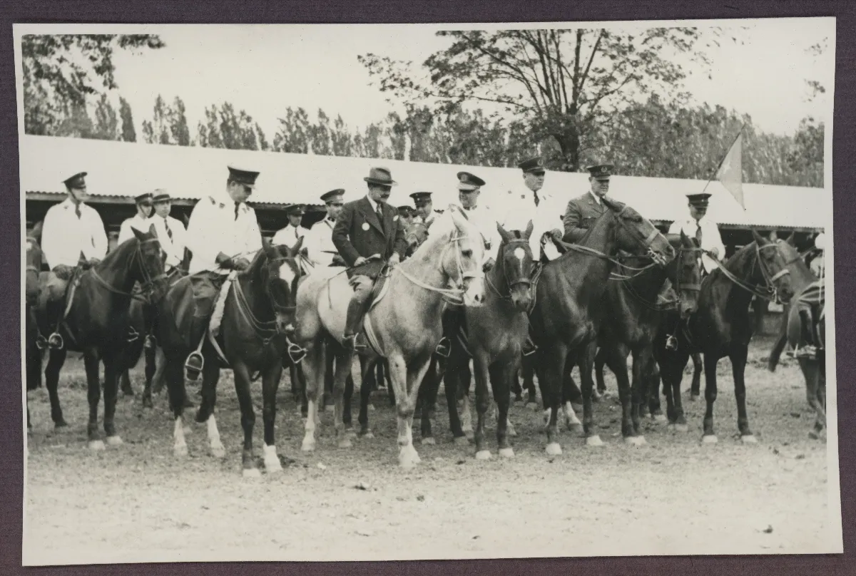 Presidente Pedro Aguirre Cerda en desfile ecuestre con autoridades militares — aprox. 1939 | Chile de Ayer