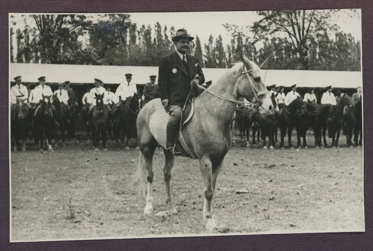Presidente en acto de honor montado a caballo ante delegación oficial — aprox. 1939 | Chile de Ayer
