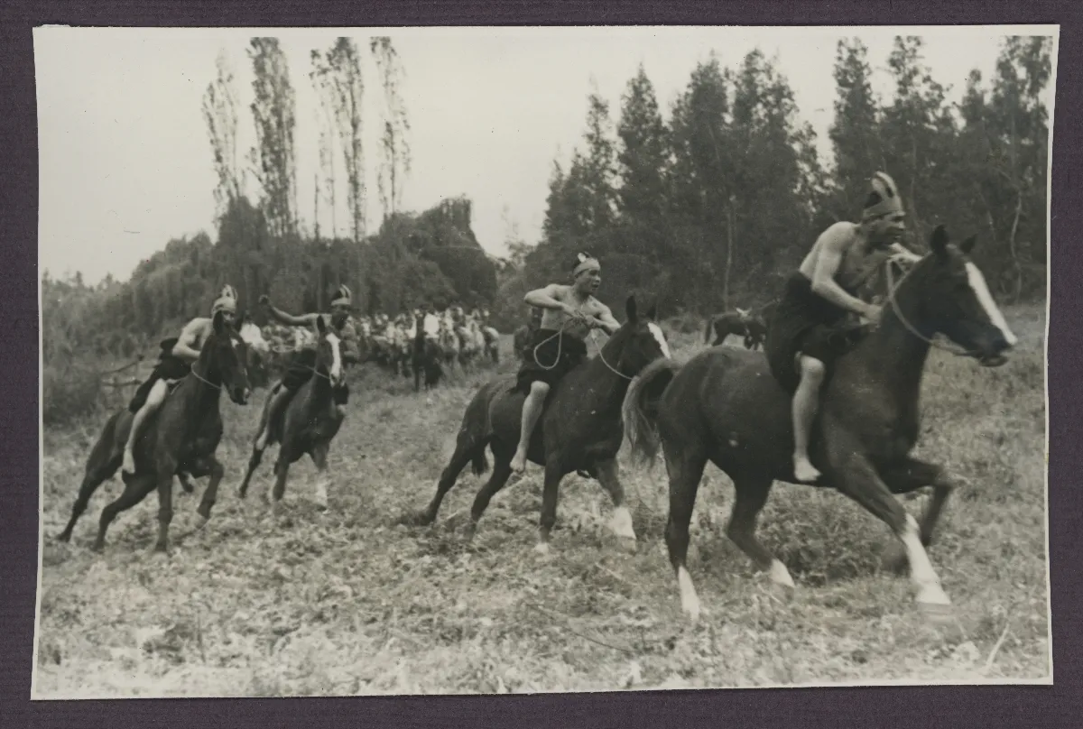 Procesión ecuestre de autoridades en acto oficial — aprox. 1939 | Chile de Ayer