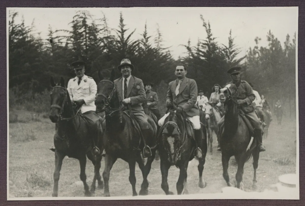 Comitiva presidencial a caballo en bosque patagónico — aprox. 1939 | Chile de Ayer