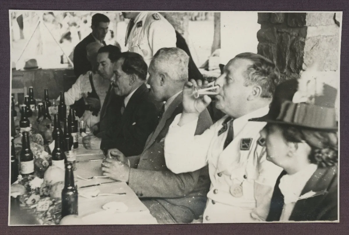 Brindis en banquete oficial con autoridades — aprox. 1939 | Chile de Ayer