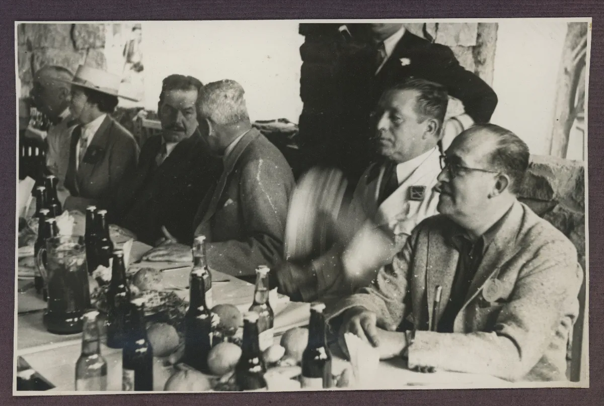 Acto protocolar de autoridades chilenas en comida oficial — aprox. 1939 | Chile de Ayer