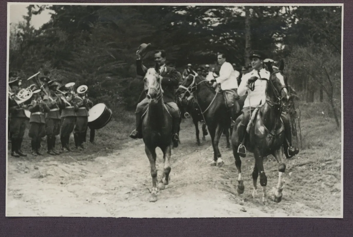 Comitiva presidencial a caballo recibida por autoridades locales — aprox. 1939 | Chile de Ayer