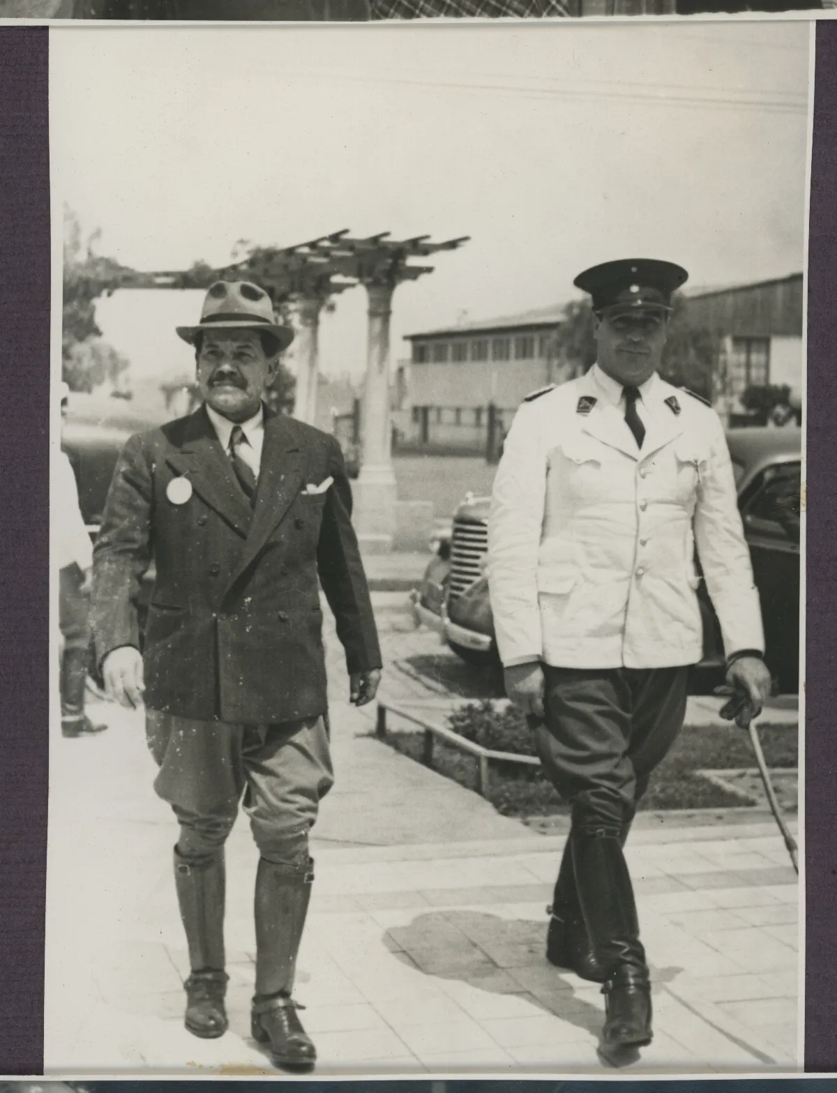 Presidente Pedro Aguirre Cerda con oficial militar en acto oficial — aprox. 1939 | Chile de Ayer