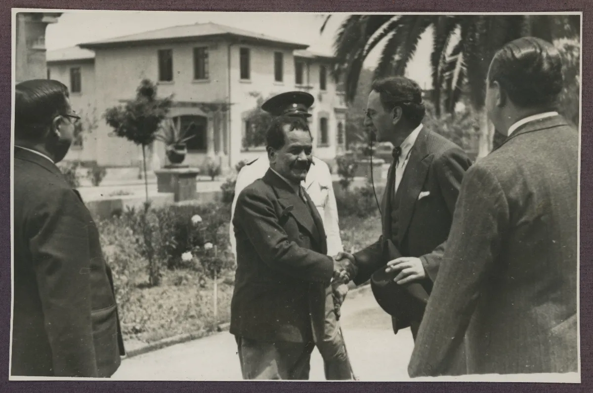 Pedro Aguirre Cerda saludando a autoridades en acto de protocolo oficial — aprox. 1939 | Chile de Ayer