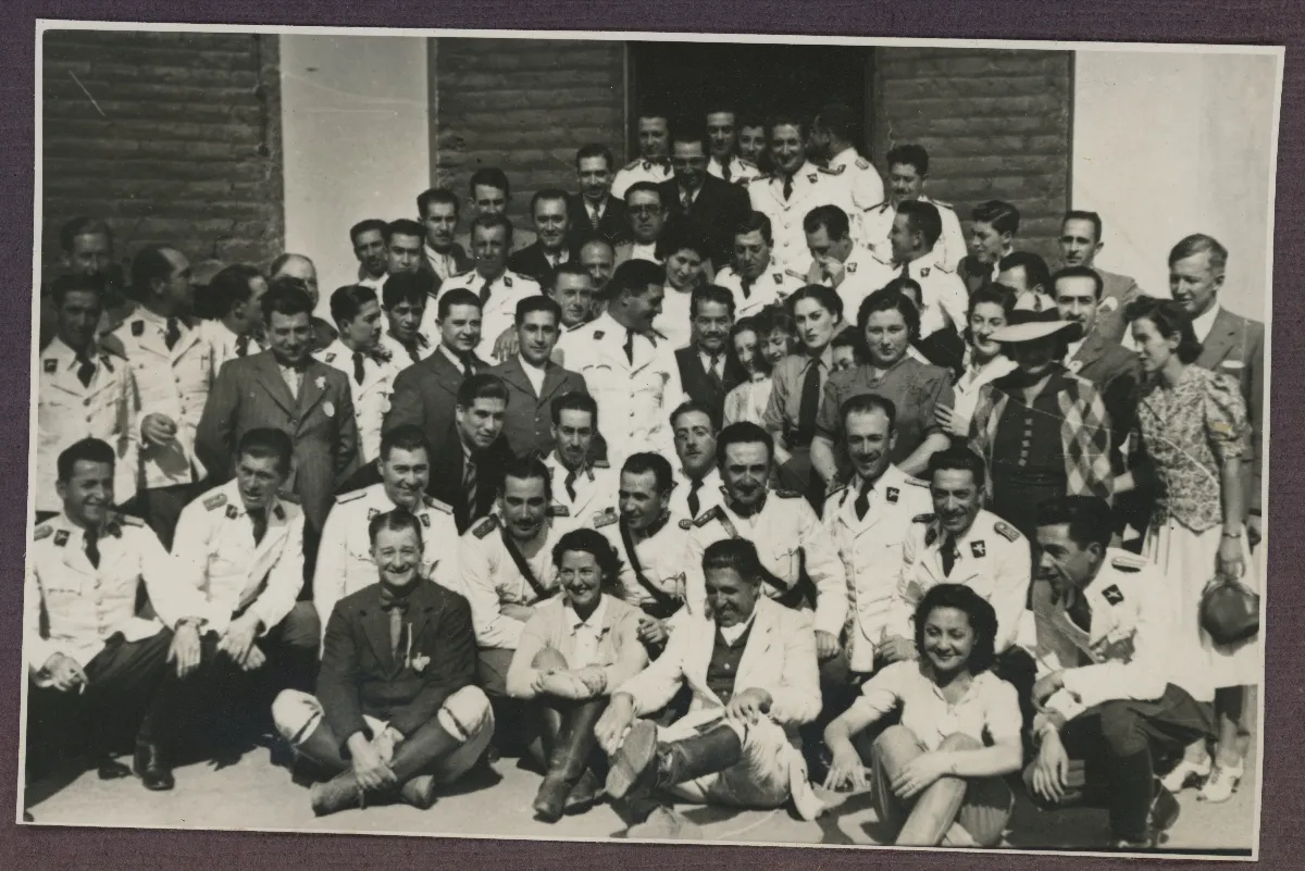 Acto oficial con delegación de autoridades y deportistas — aprox. 1939 | Chile de Ayer