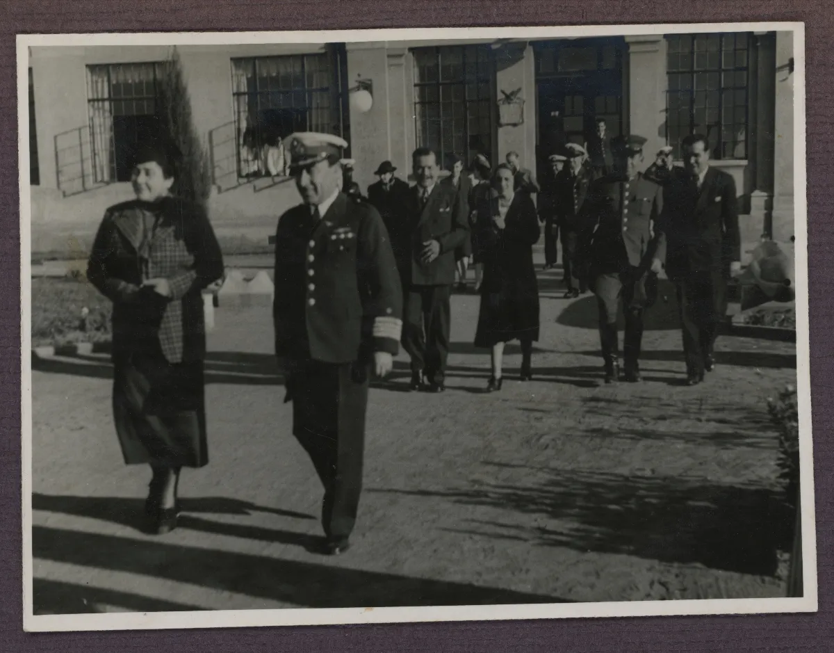 Comitiva de autoridades civiles y militares en acto oficial — aprox. 1939 | Chile de Ayer