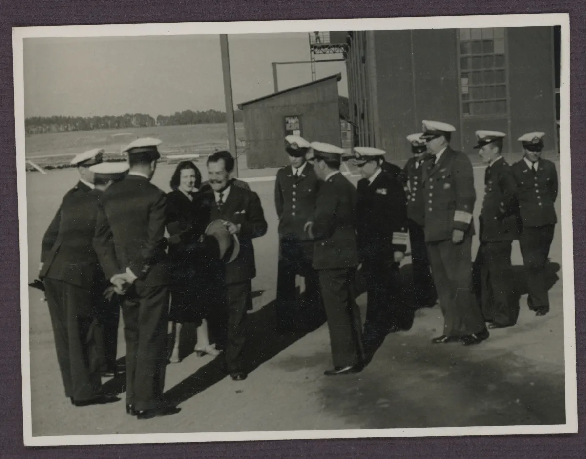 Presidente recibido por autoridades militares en puerto chileno — aprox. 1939 | Chile de Ayer