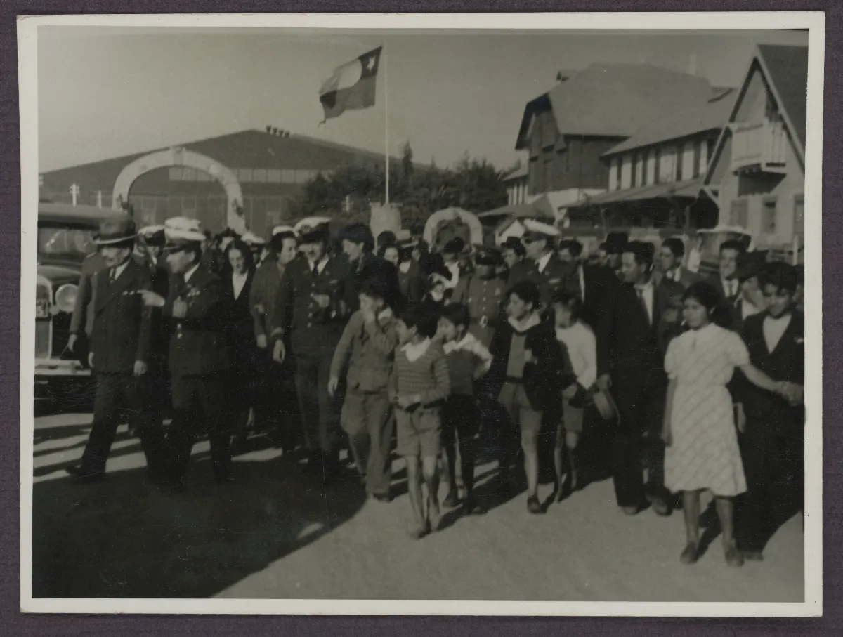 Acto oficial del presidente Pedro Aguirre Cerda con autoridades militares — aprox. 1939 | Chile de Ayer