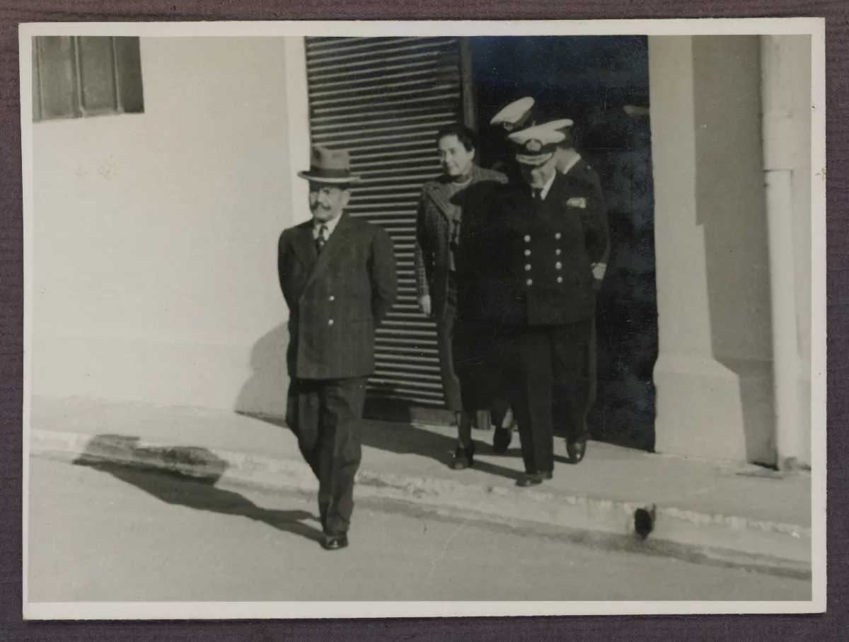 Presidente Pedro Aguirre Cerda recibido por autoridades militares en acto oficial — aprox. 1939 | Chile de Ayer