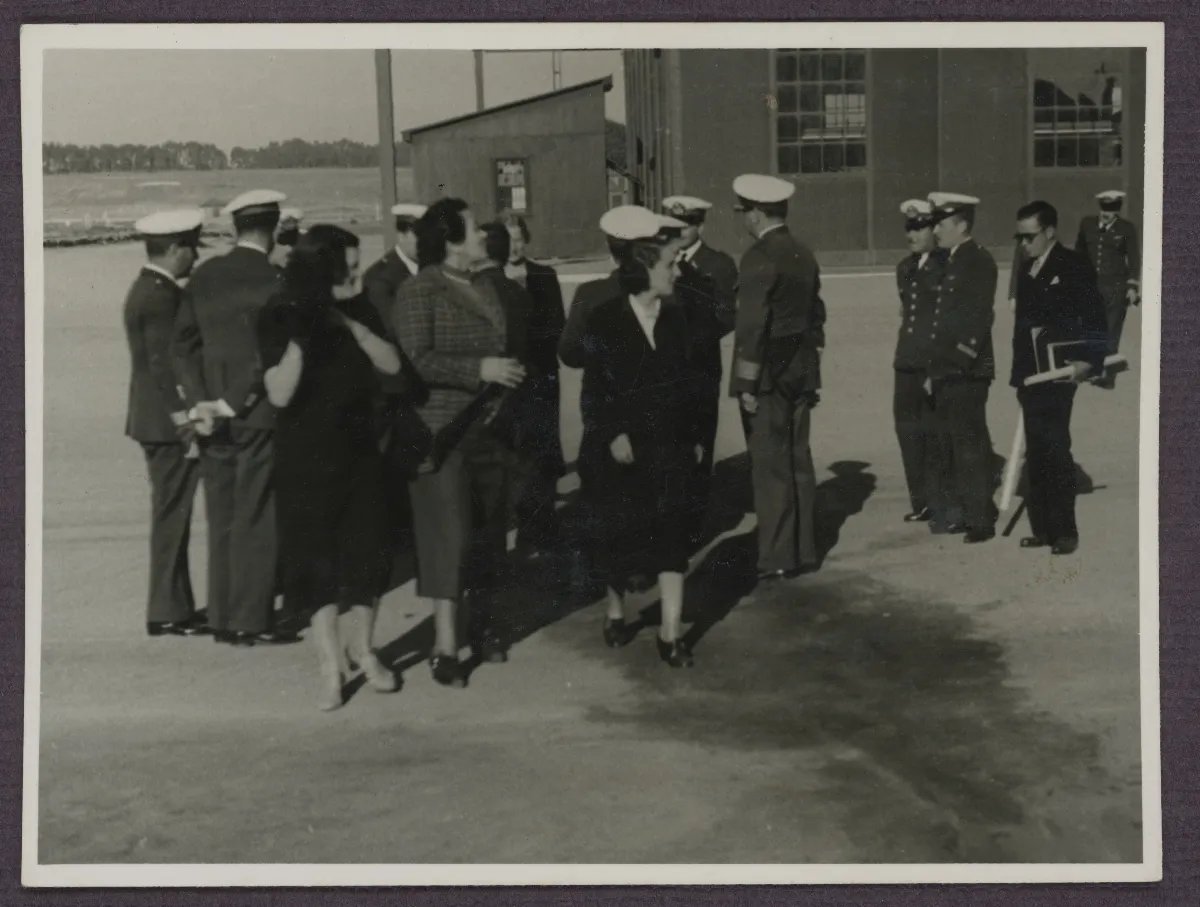 Acto oficial presidencial con delegación militar junto a embarcación — aprox. 1940 | Chile de Ayer