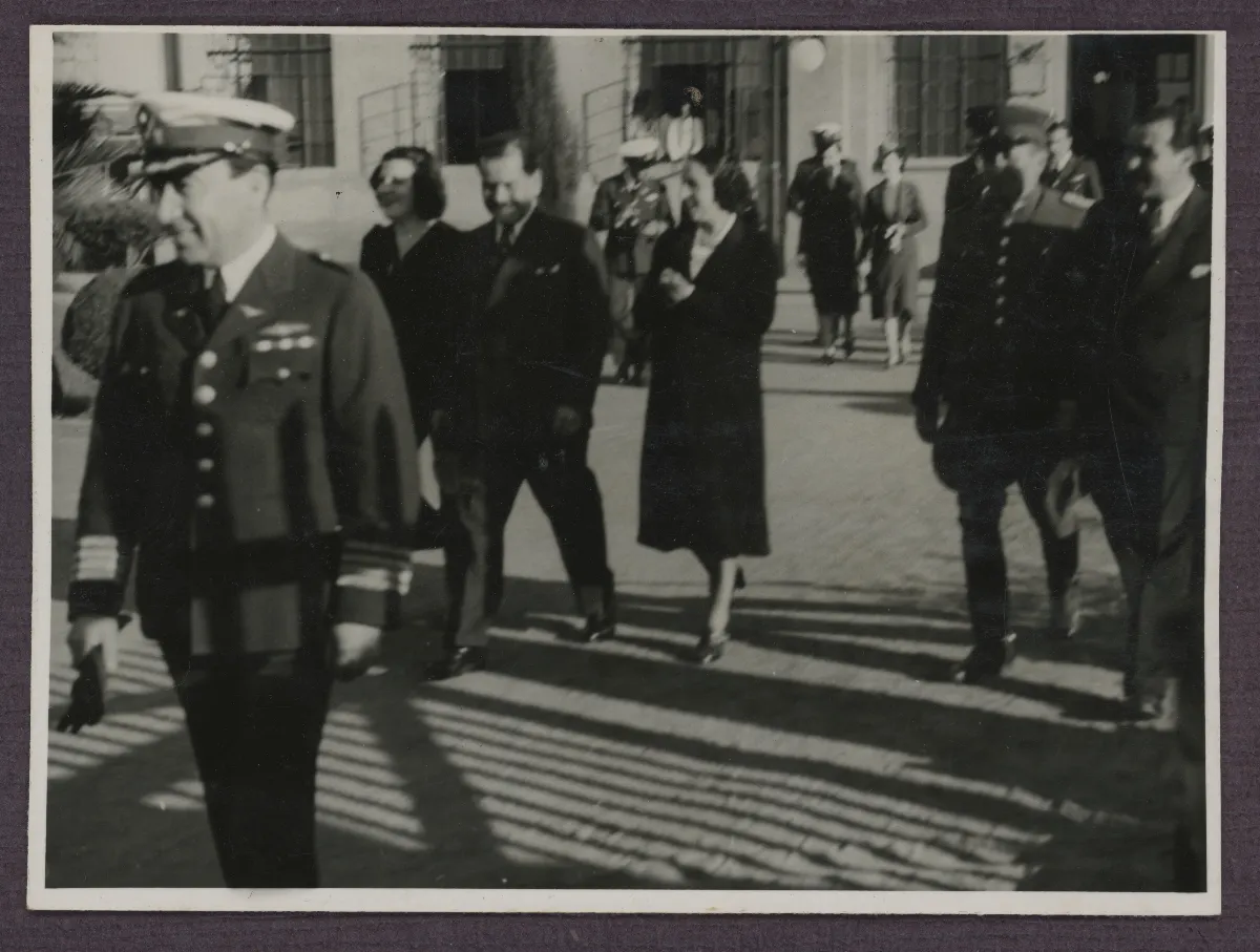 Acto protocolar con autoridades militares en plaza colonial — aprox. 1939 | Chile de Ayer