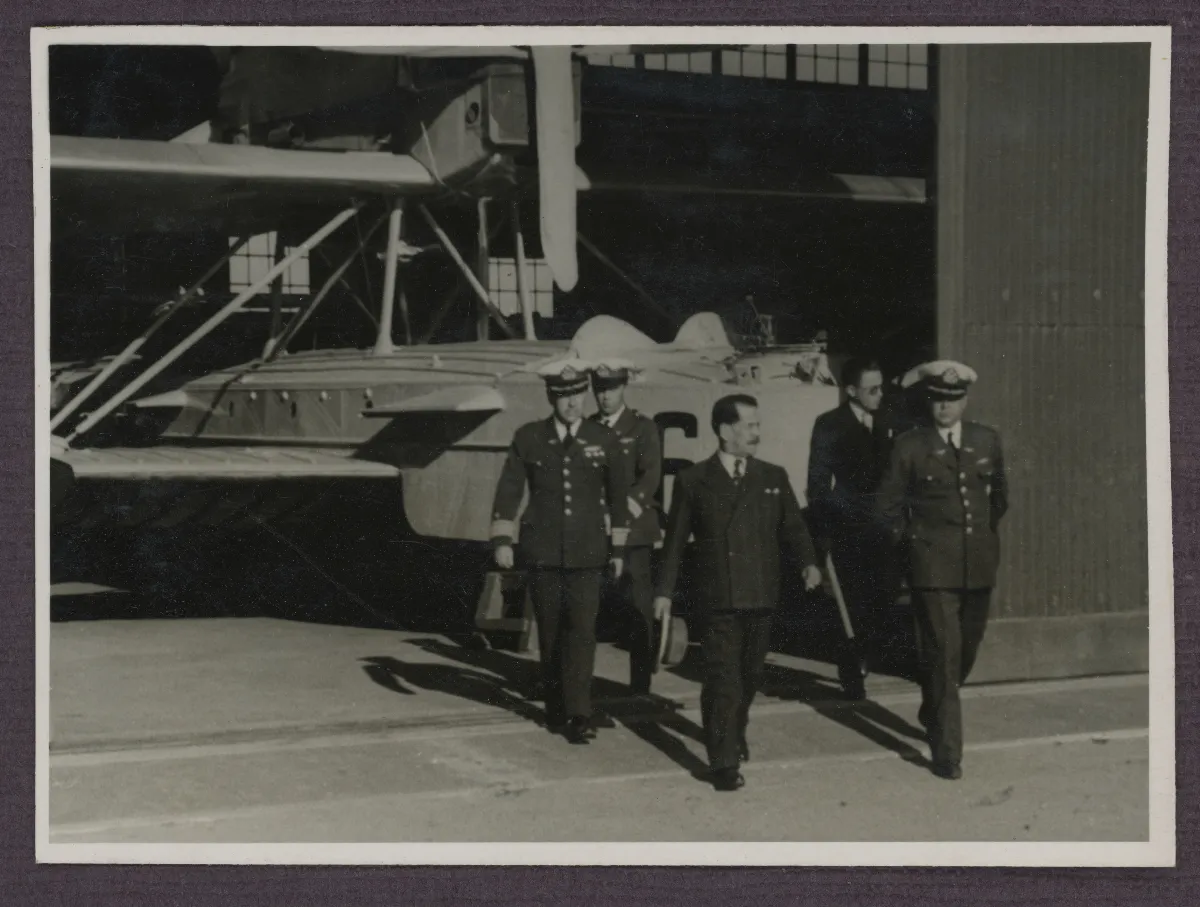 Presidente abordando avión presidencial con comitiva militar — aprox. 1939 | Chile de Ayer