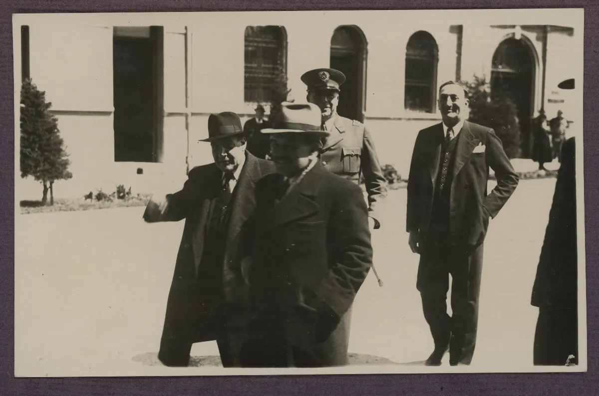 Autoridades en acto presidencial frente a edificio neoclásico — aprox. 1939 | Chile de Ayer