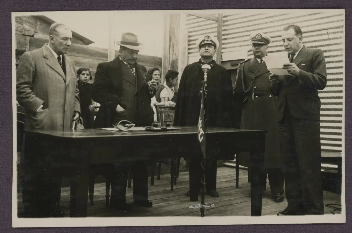 Presidente Aguirre Cerda en acto oficial con autoridades militares — aprox. 1939 | Chile de Ayer