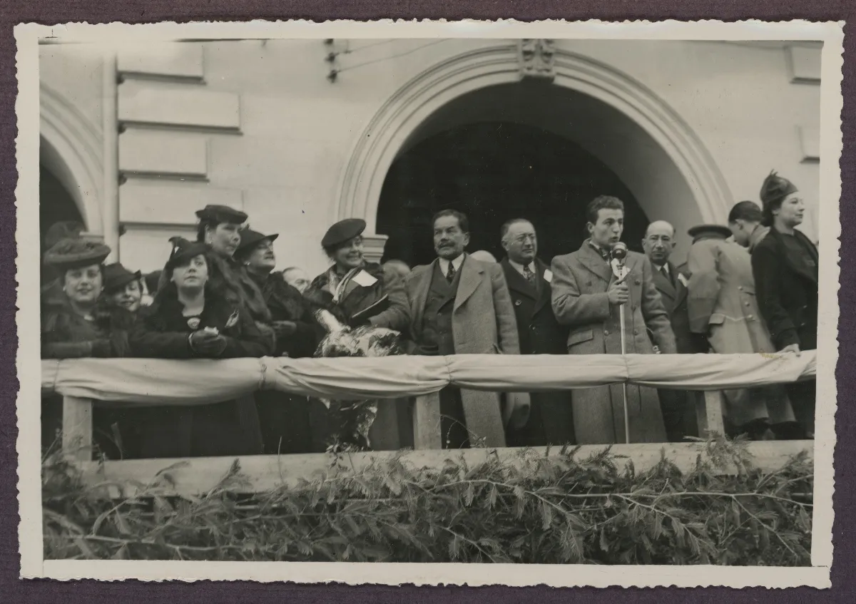 Presidente Pedro Aguirre Cerda en acto oficial junto a autoridades civiles — aprox. 1939 | Chile de Ayer