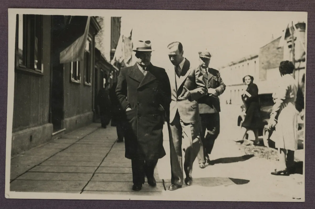 Presidente Aguirre Cerda en acto oficial acompañado de comitiva presidencial — aprox. 1940 | Chile de Ayer