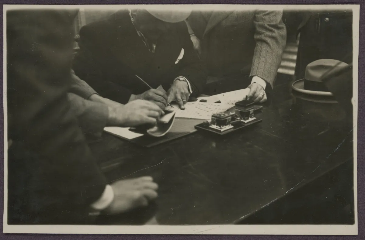 Acto oficial de firma de documentos presidenciales — aprox. 1939 | Chile de Ayer