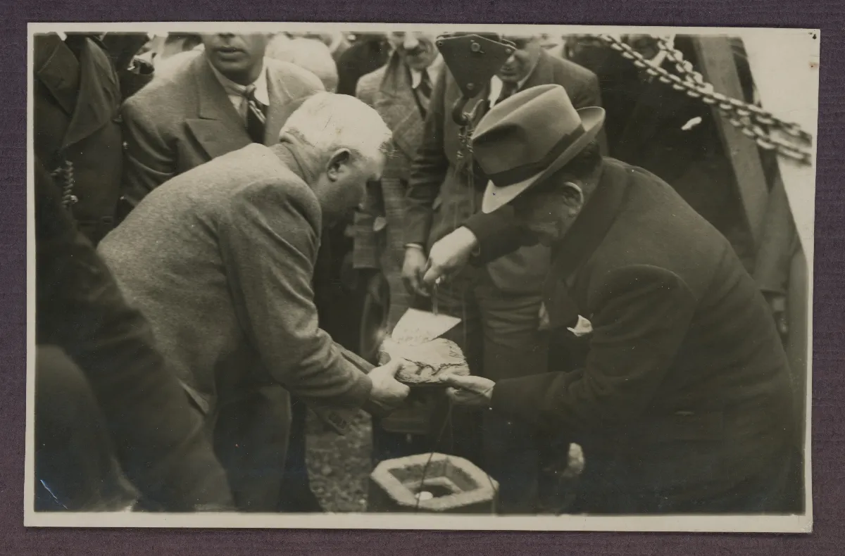 Acto oficial de entrega de documentos — aprox. 1939 | Chile de Ayer