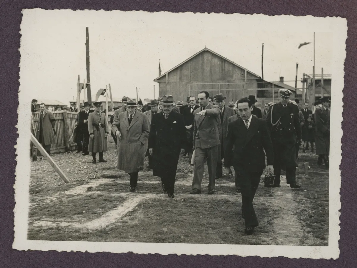 Presidente en visita oficial a establecimiento industrial — aprox. 1939 | Chile de Ayer