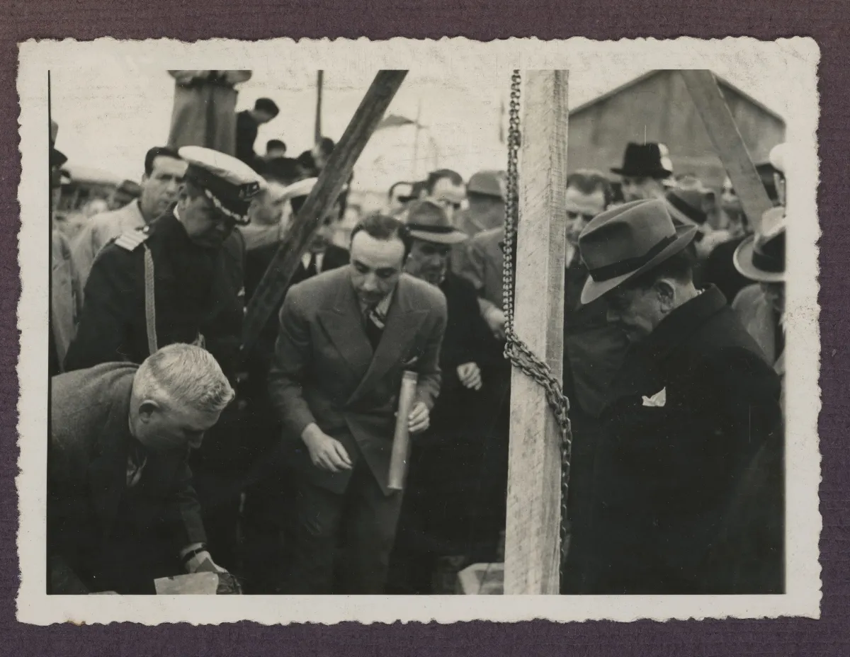 Presidente Aguirre Cerda en acto público con delegación de autoridades — aprox. 1939 | Chile de Ayer