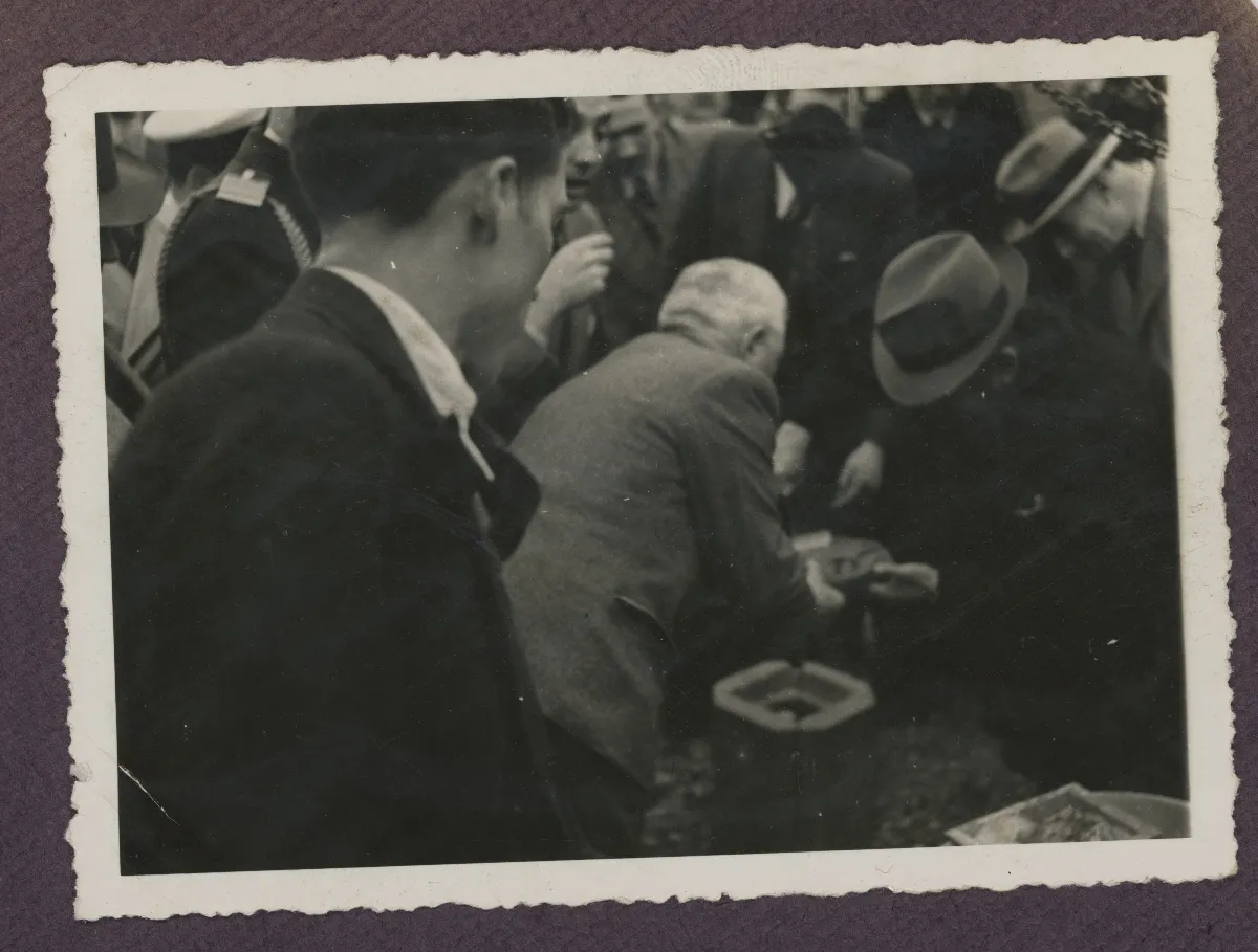 Presidente Pedro Aguirre Cerda en acto oficial rodeado de autoridades — aprox. 1939 | Chile de Ayer